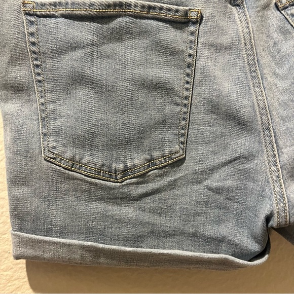 Light Wash High Rise Cuffed Denim Jean Shorts Trendy Summer Casual Outfit - Picture 11 of 14